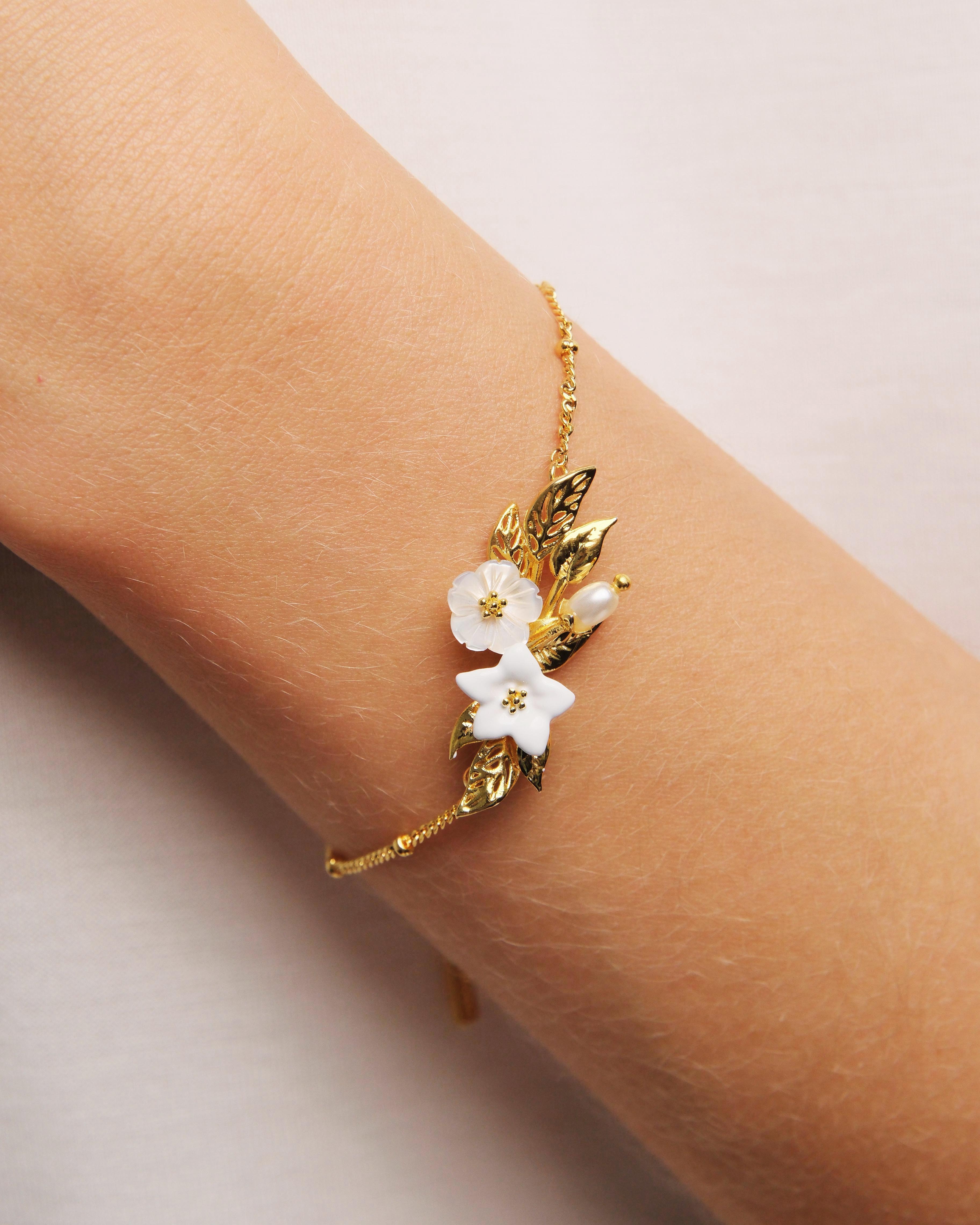 White jasmine and glass pearl bead fine bracelet