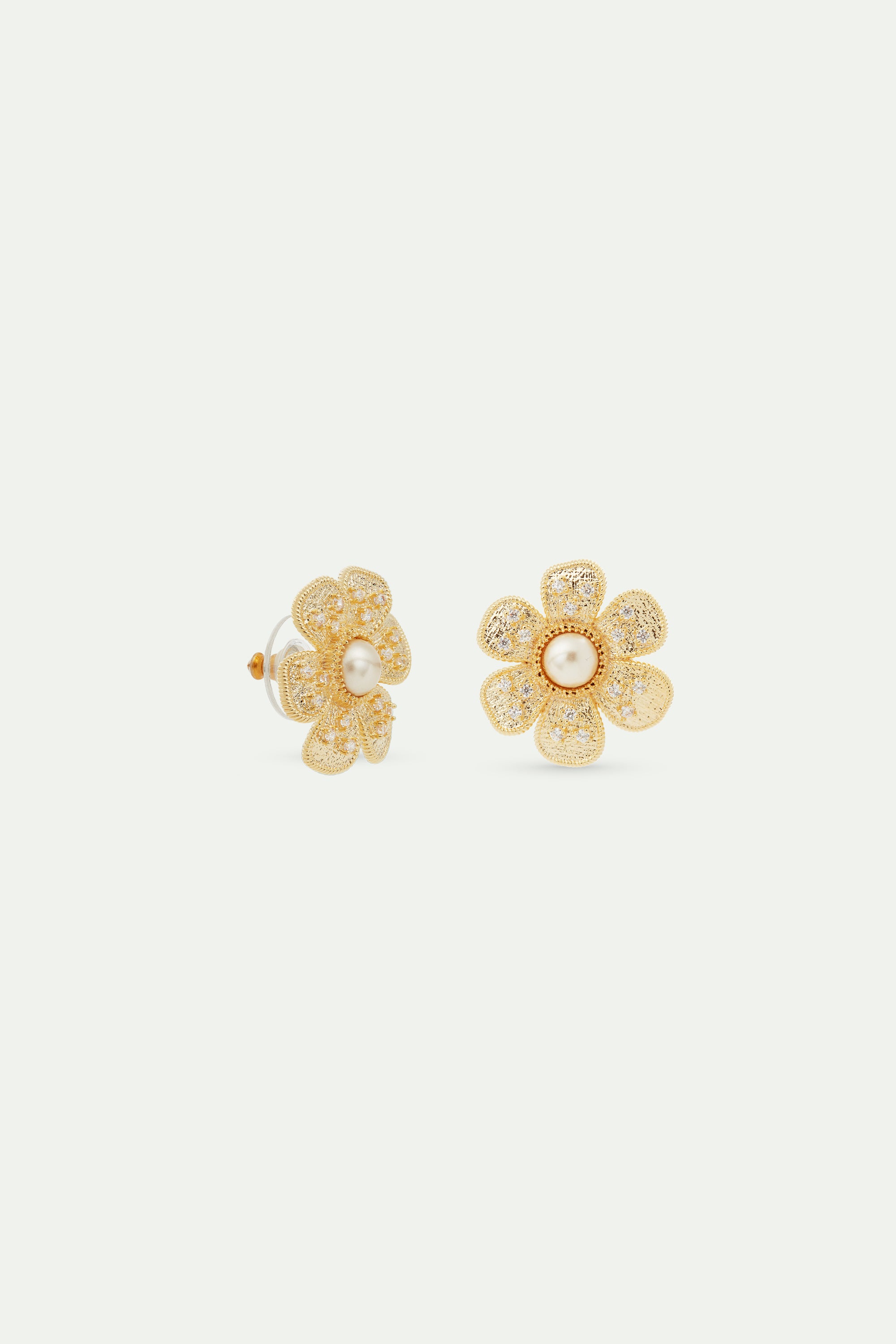 Post earrings composed of a Gold-plated brass flower