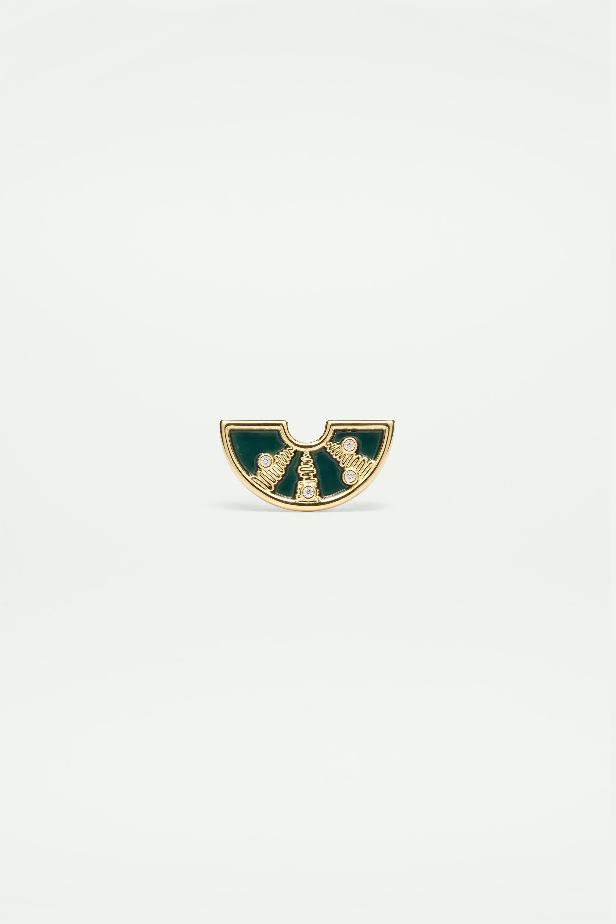 Light reflecting brooch