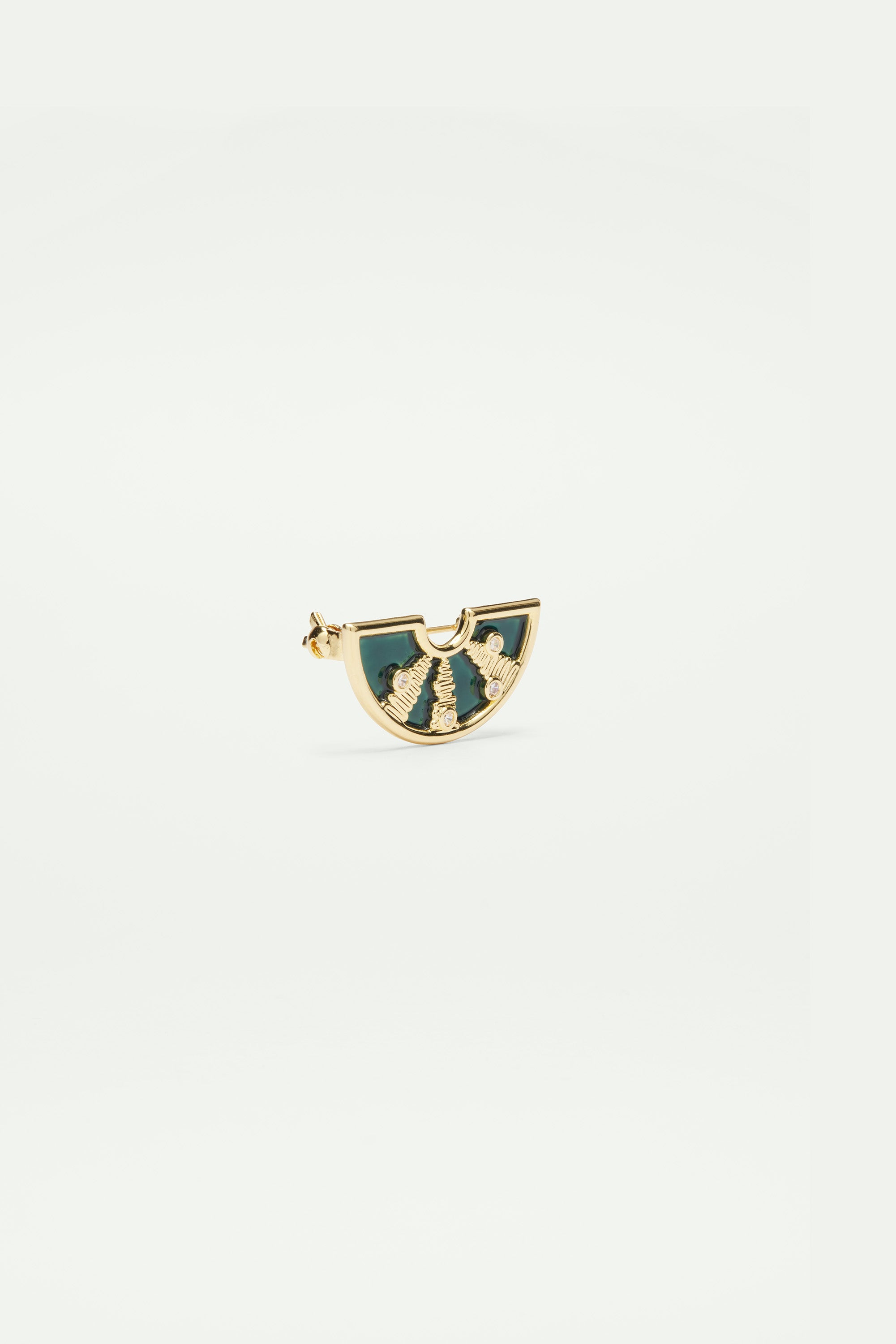 Light reflecting brooch