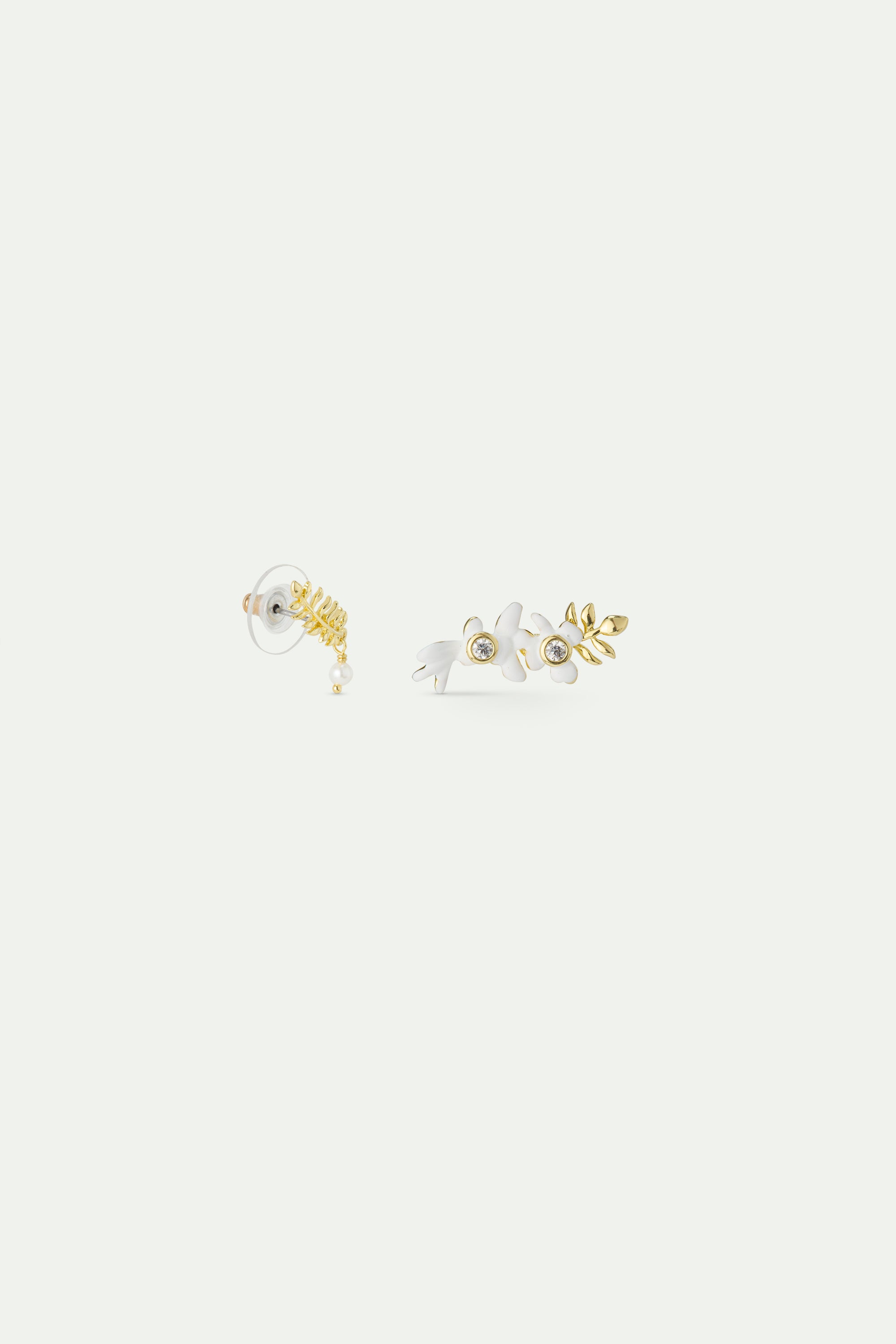Post earrings with golden laurel, white wisteria and cultured pearl