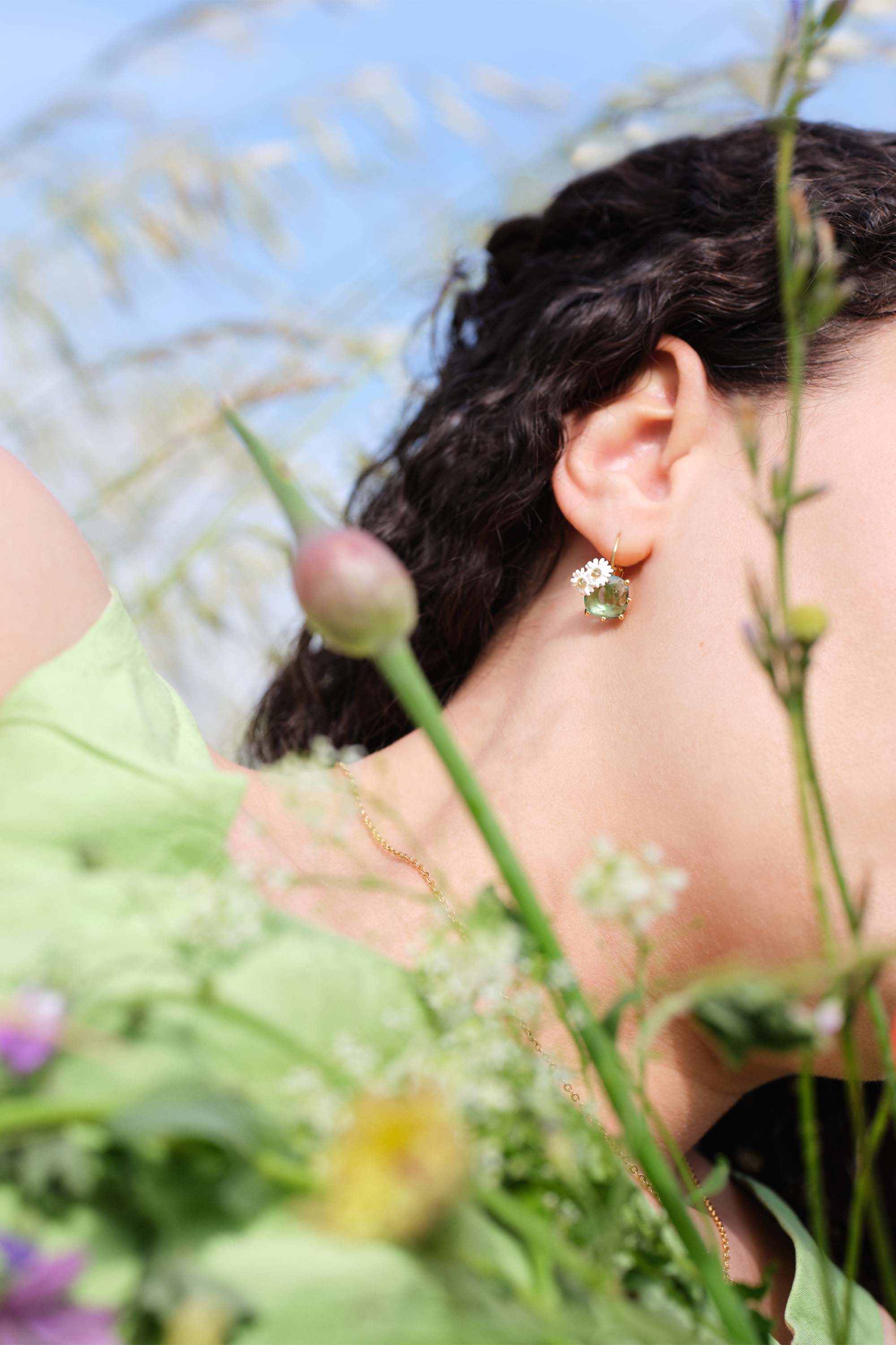 Parterre de marguerites sleeper earrings
