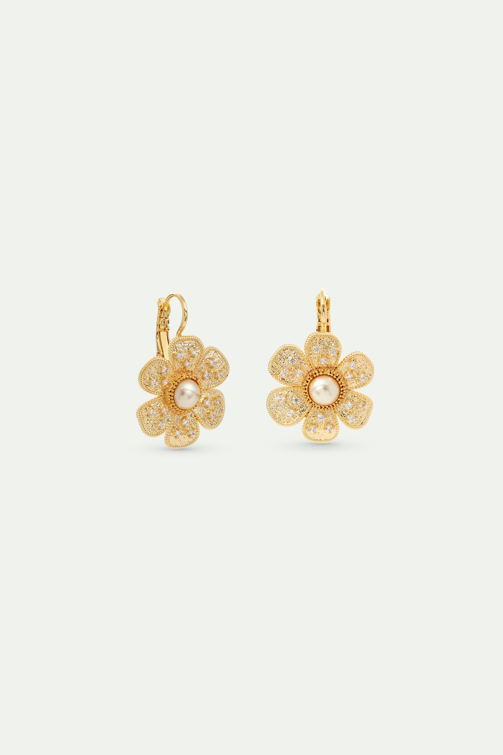 Sleeper earrings composed of a Gold-plated brass flower