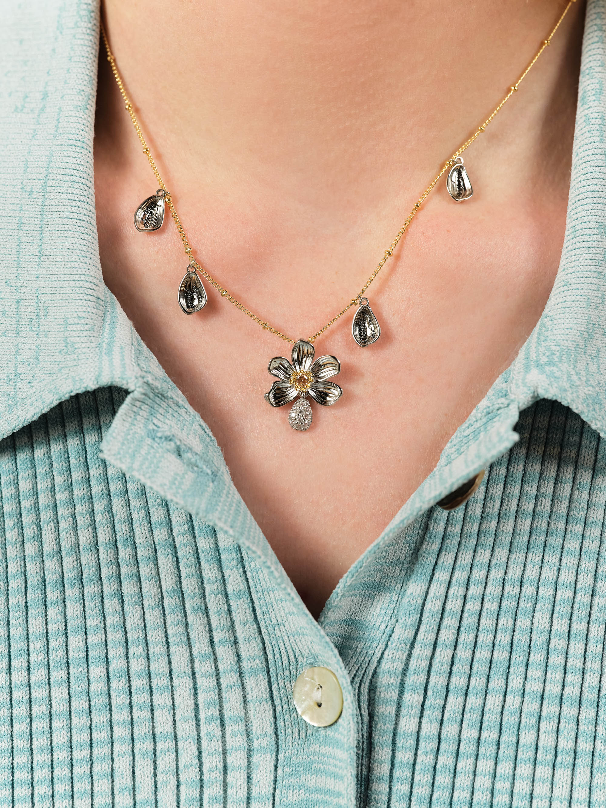 Daisy and engraved petal pendant necklace