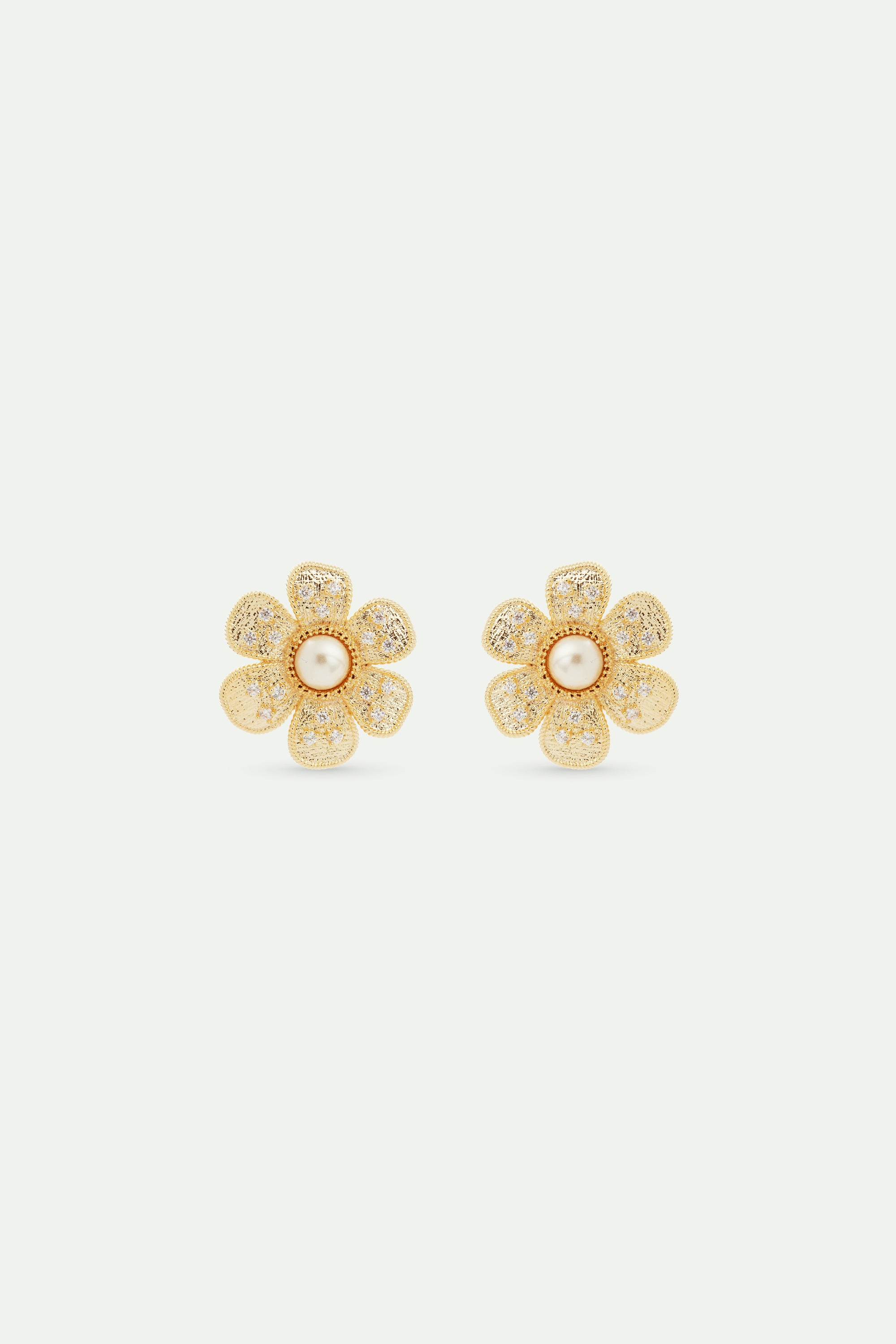 Post earrings composed of a Gold-plated brass flower
