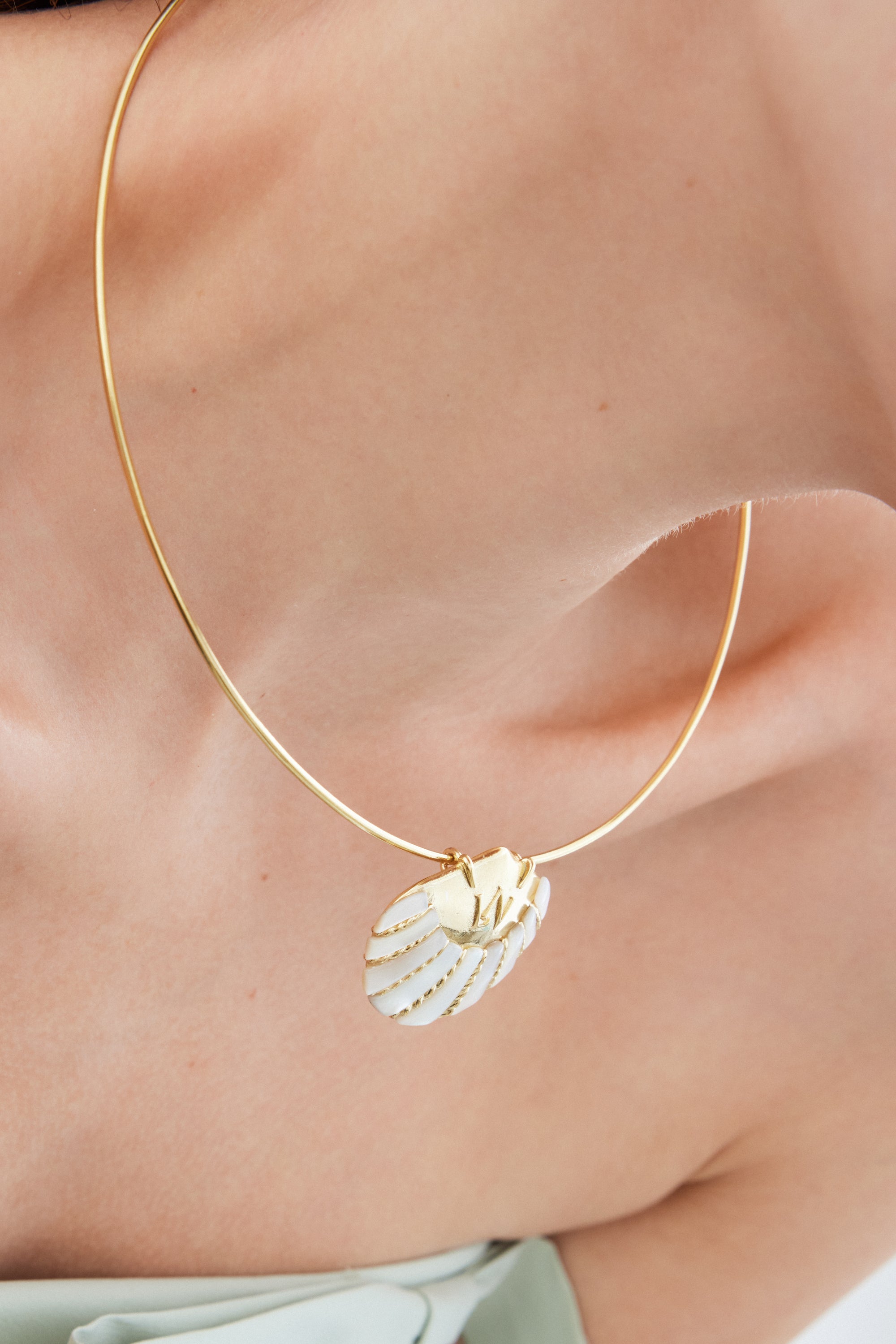 White and gold shell necklace