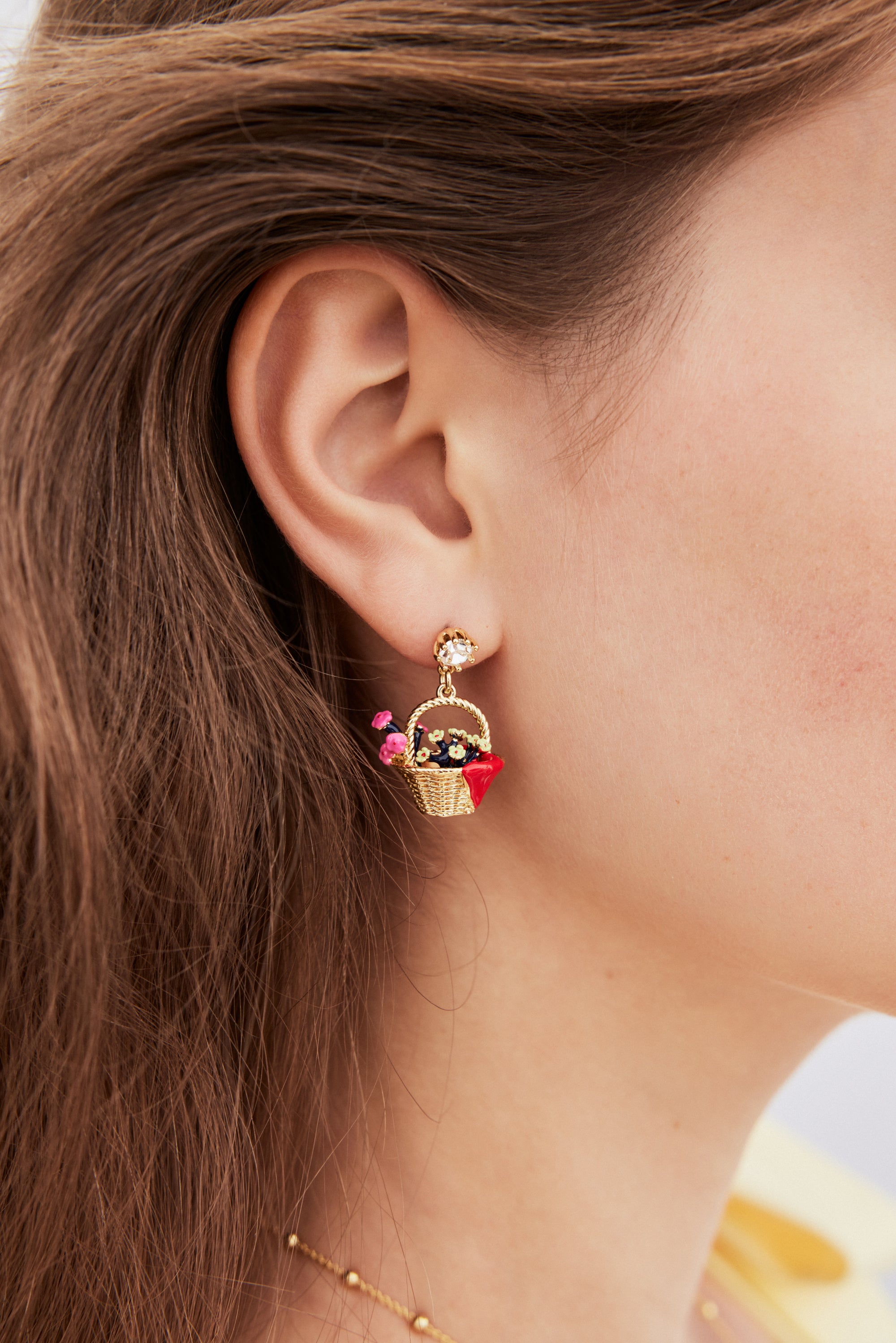 Asymmetrical earrings with flower basket and Goldilocks design, faceted crystal