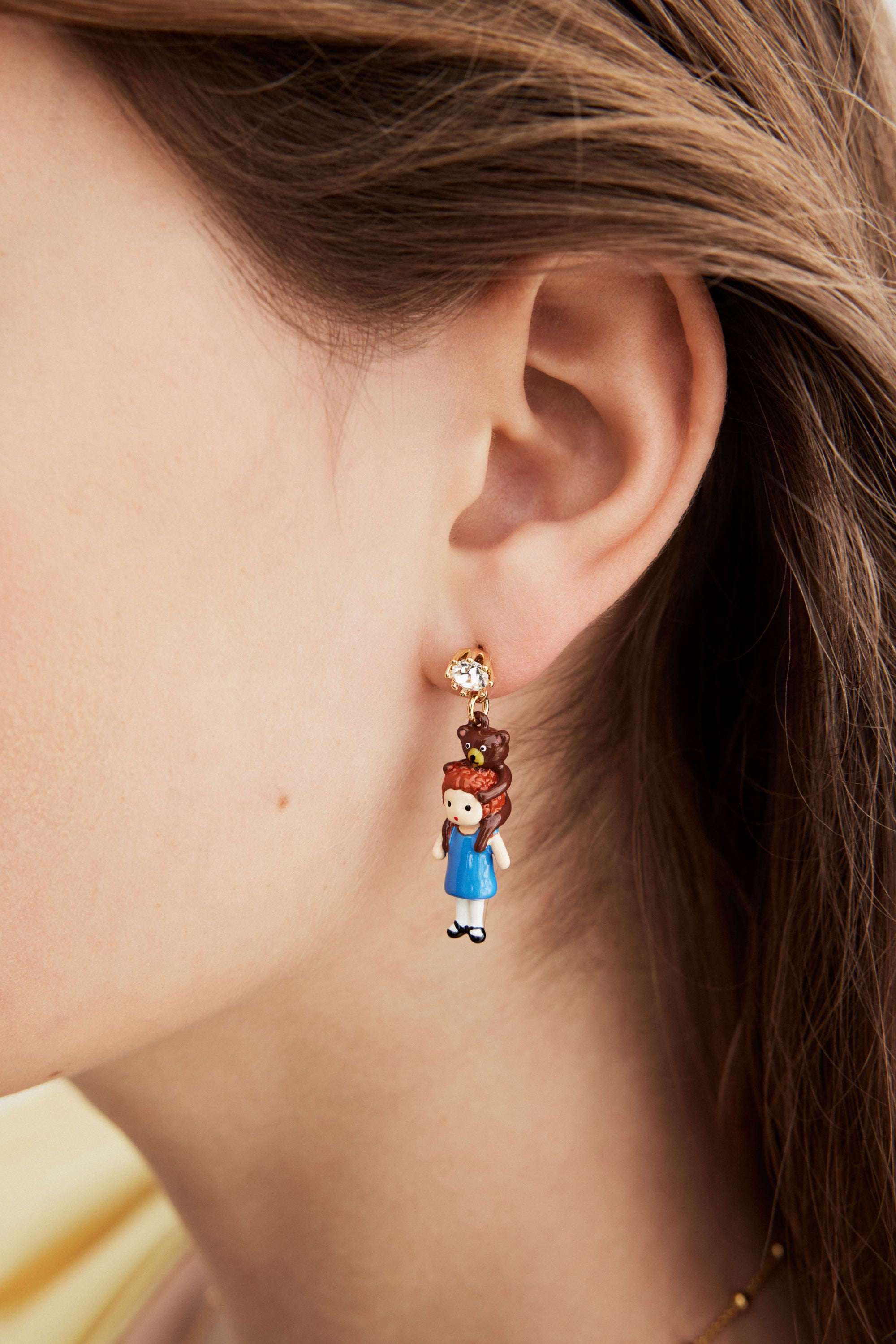 Asymmetrical earrings with flower basket and Goldilocks design, faceted crystal