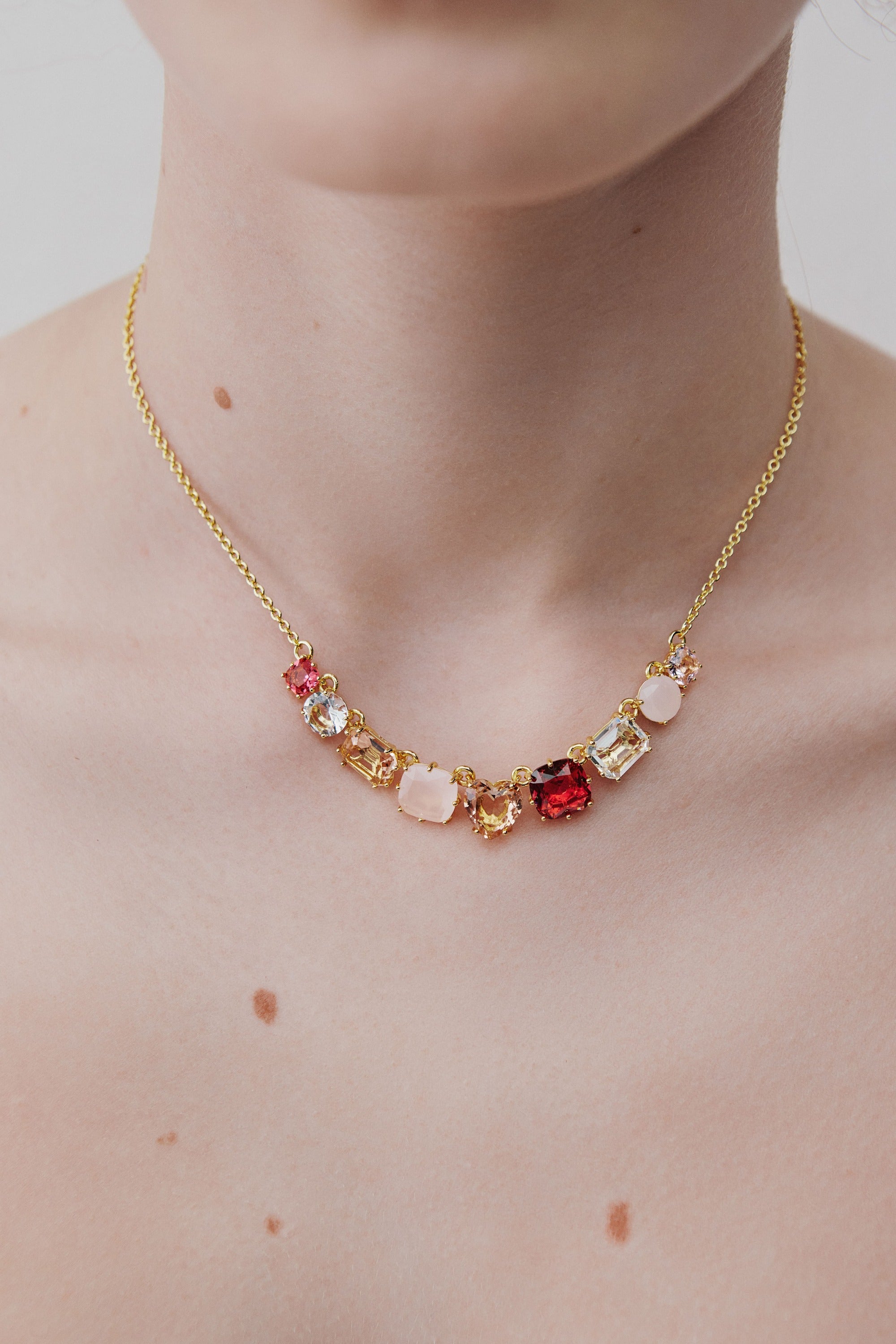 Gradient pink Diamantine fine necklace with 9 stones