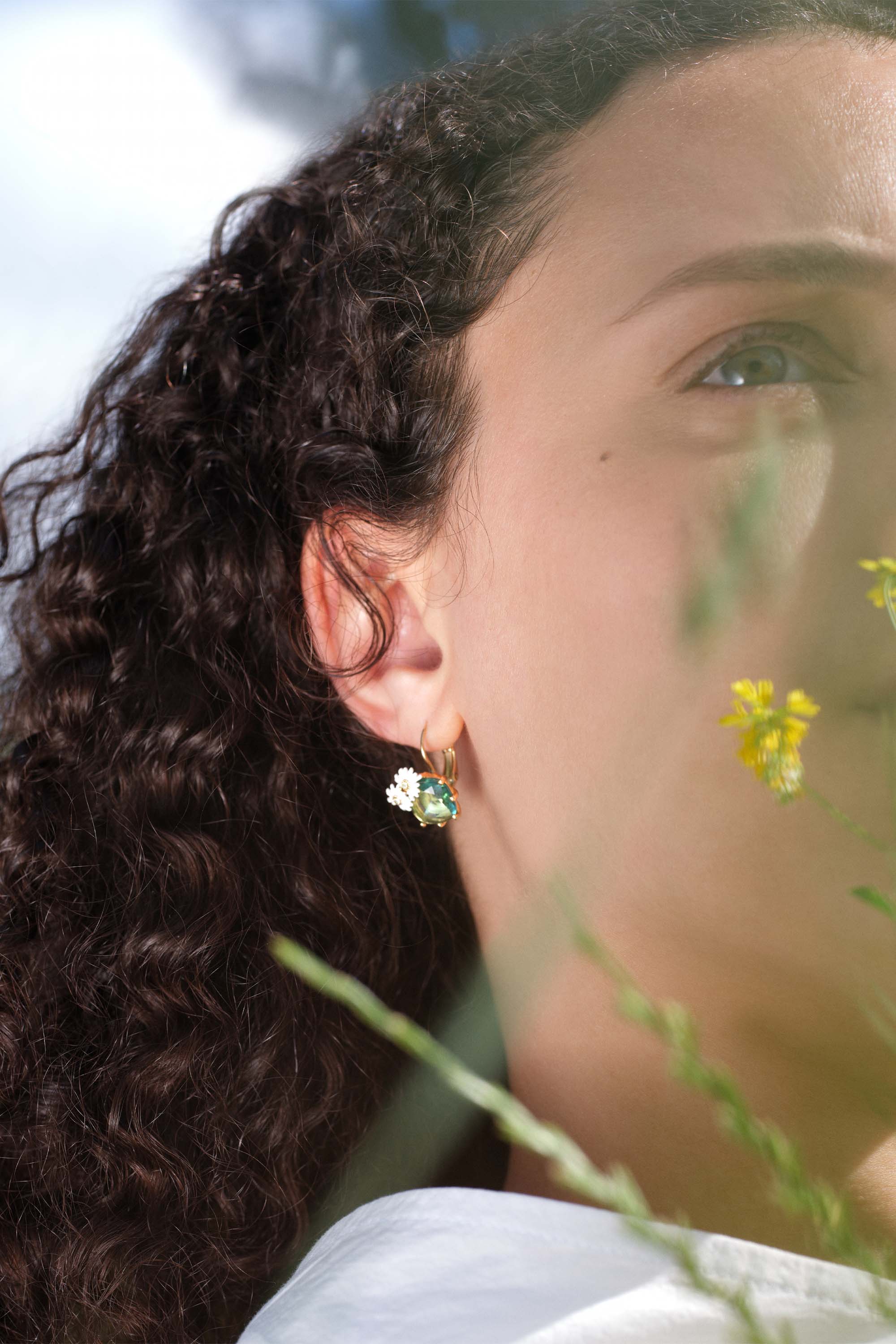 Parterre de marguerites sleeper earrings