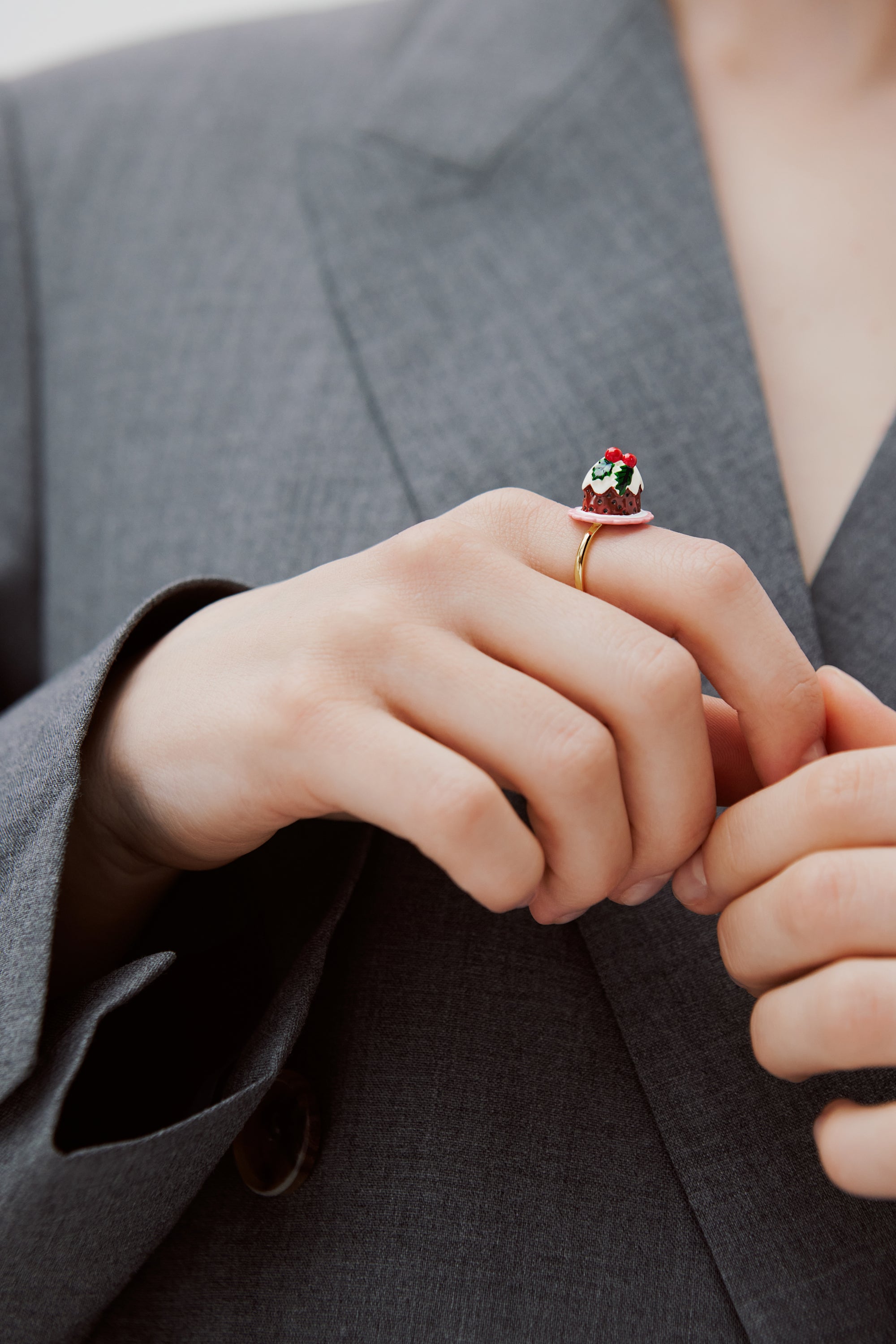 Adjustable ring with pudding and red faceted crystal bead