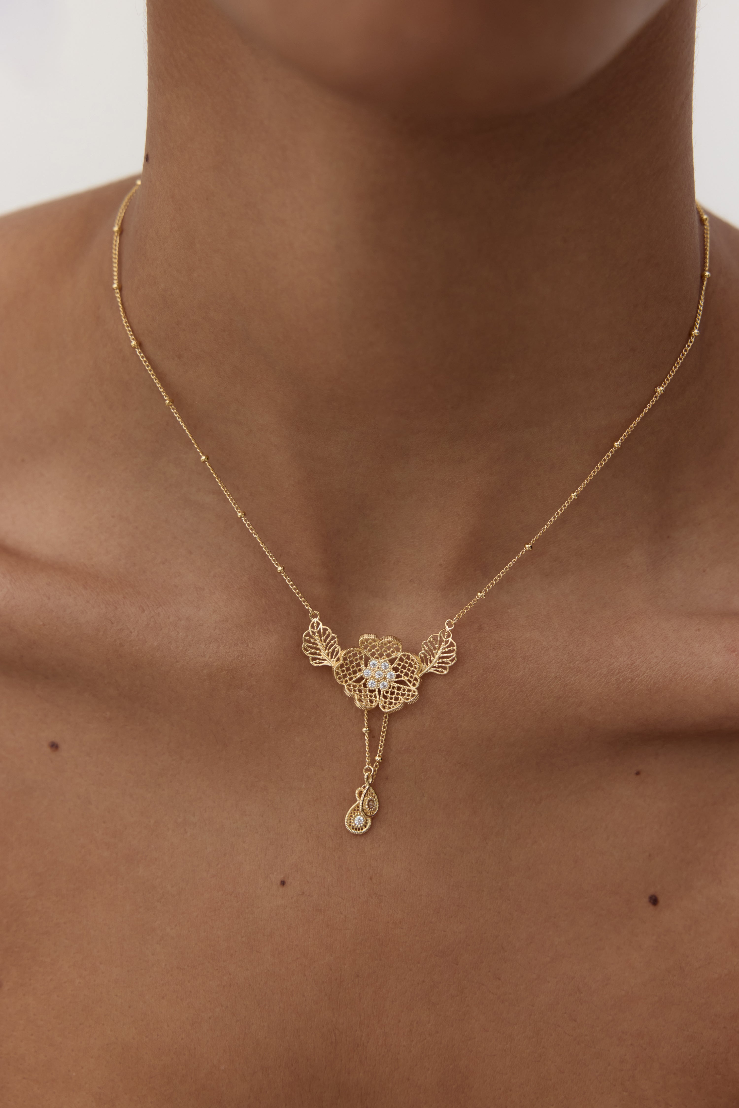 Gold thread pendant fine necklace