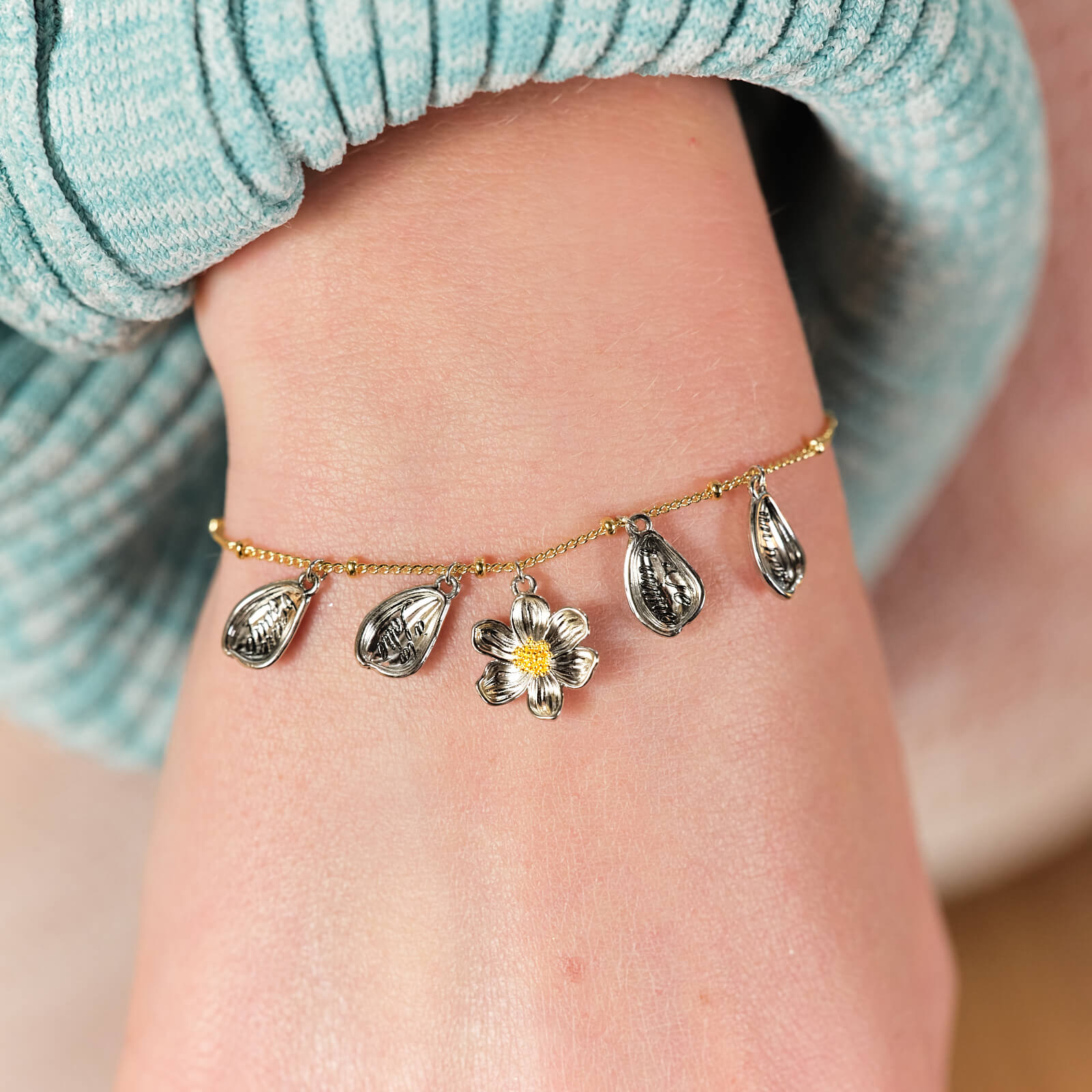 Daisy and engraved petal fine bracelet