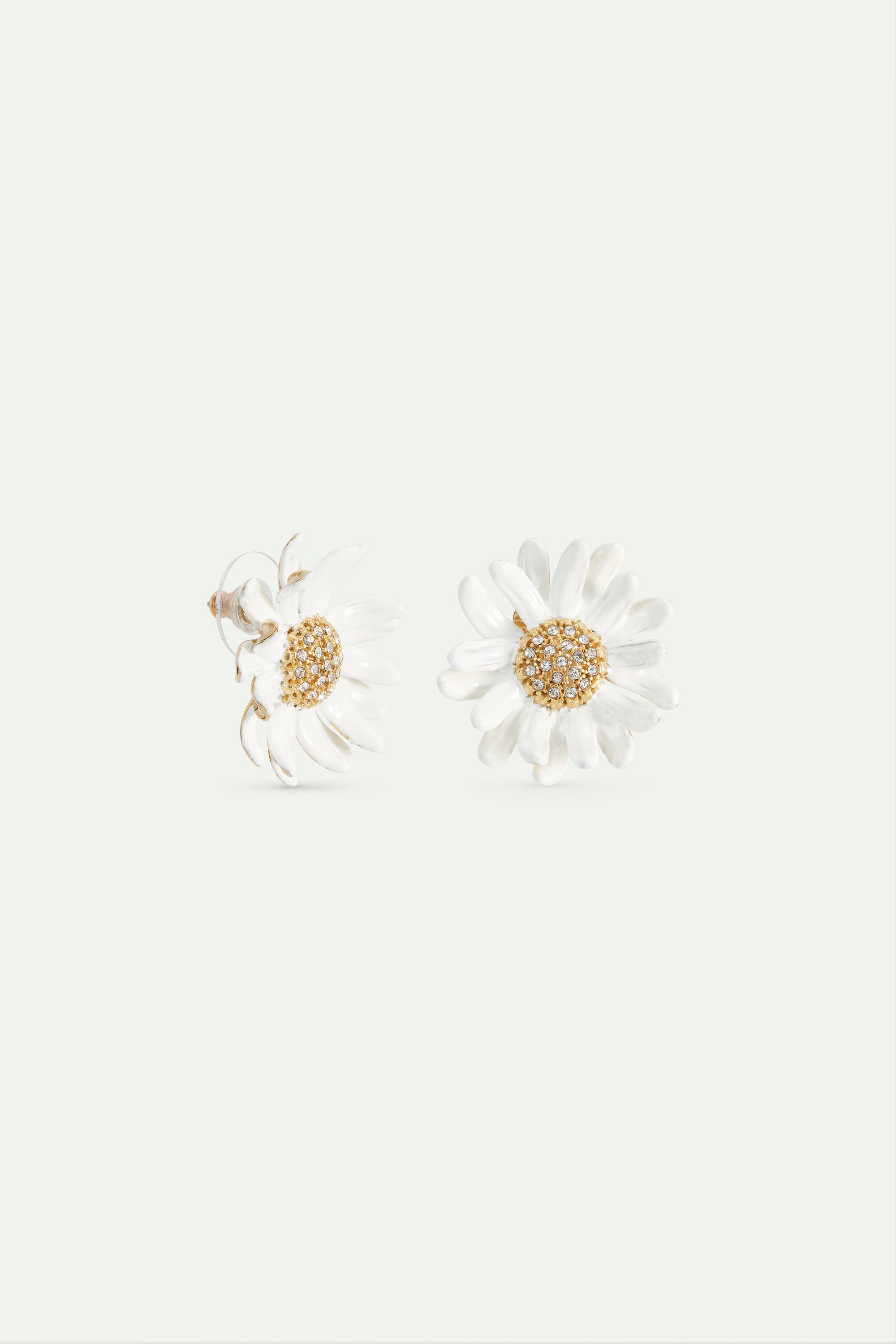 White and gold daisy earrings with a pavé heart