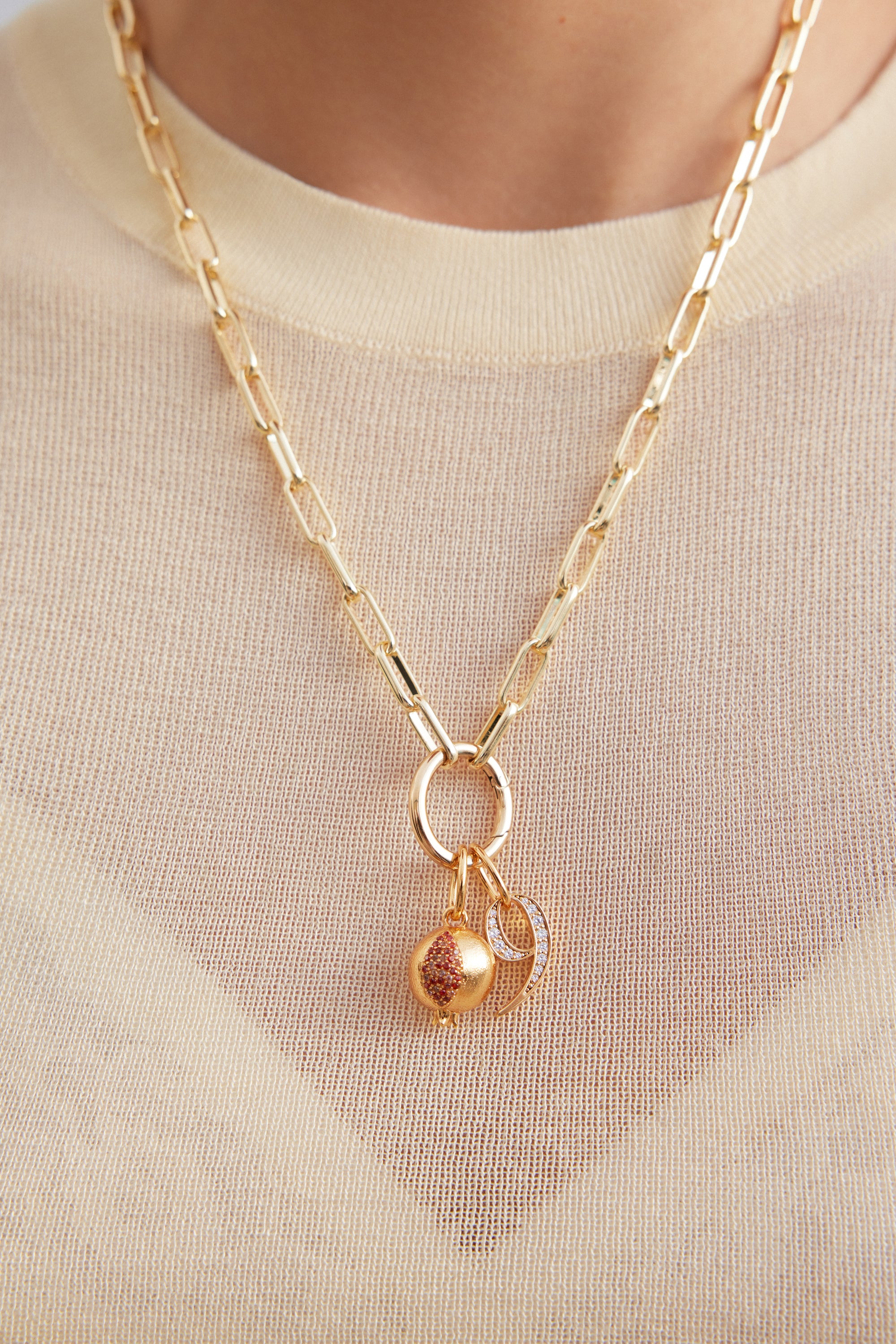 Golden pomegranate pendant, Eros and Prodigality