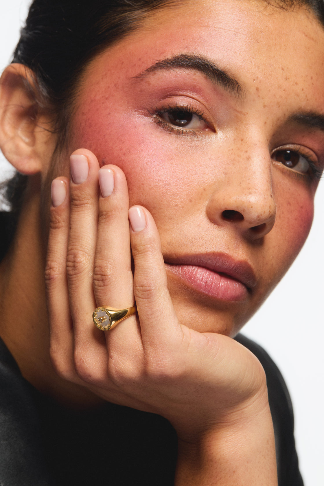 Golden ring with mother of pearl white flower