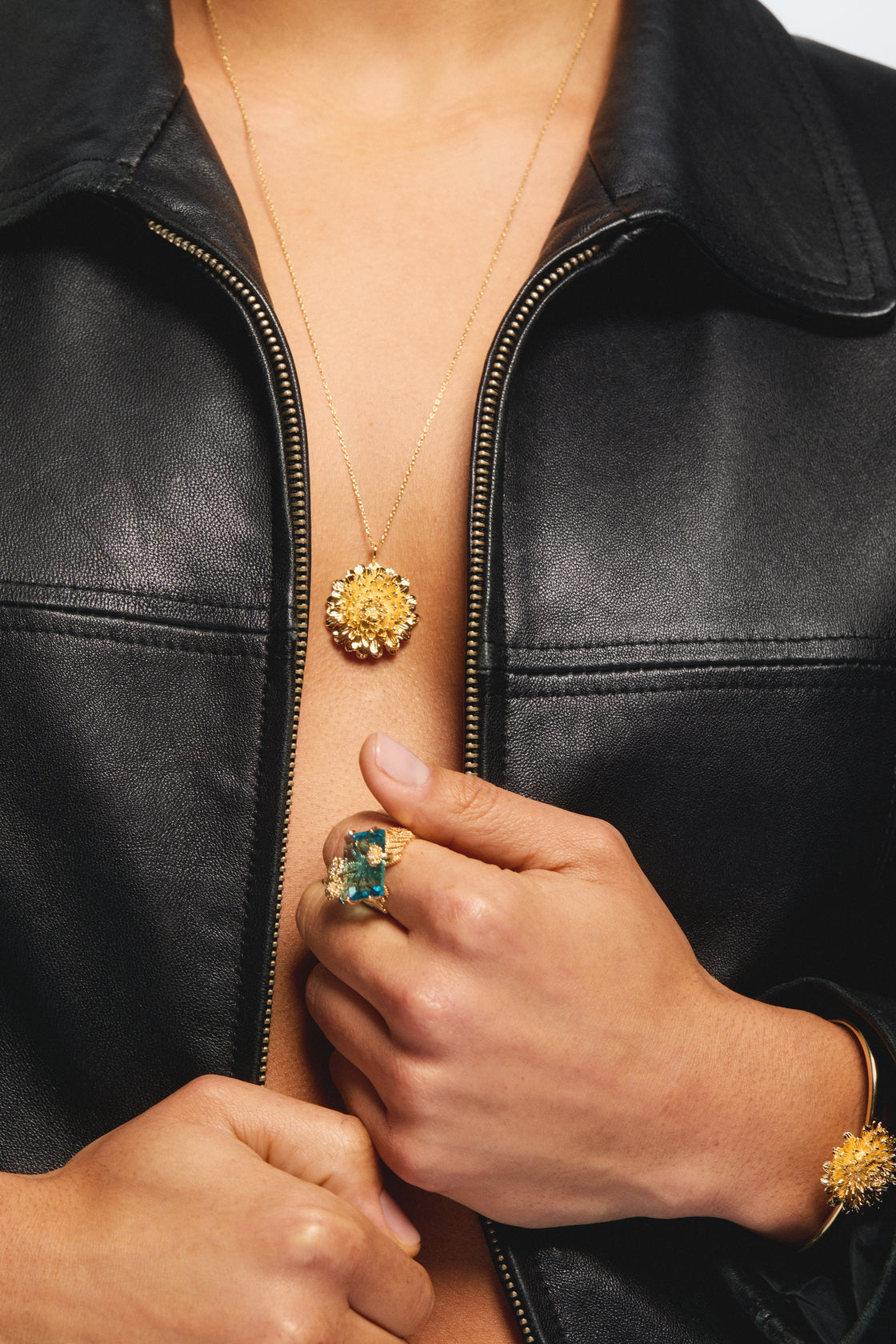 Fine pendant necklace with gold dandelion