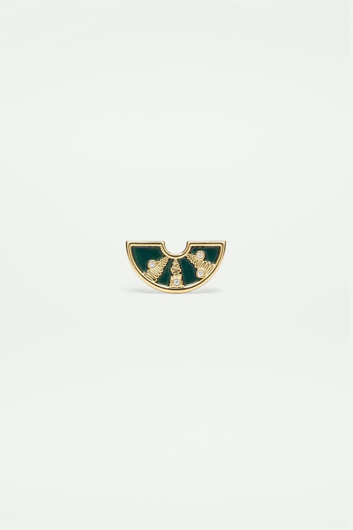 Light reflecting brooch