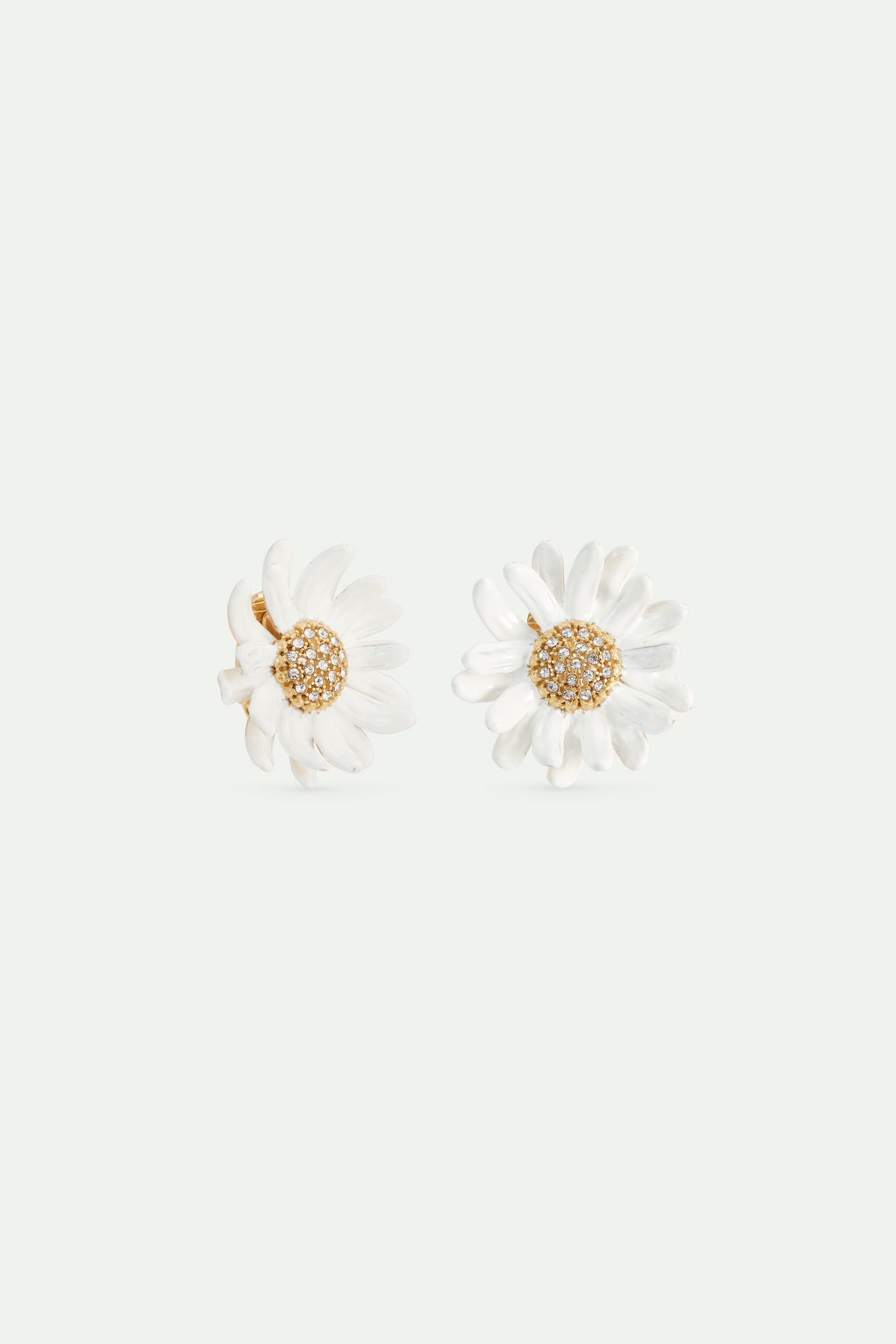 White and gold daisy earrings with a pavé heart