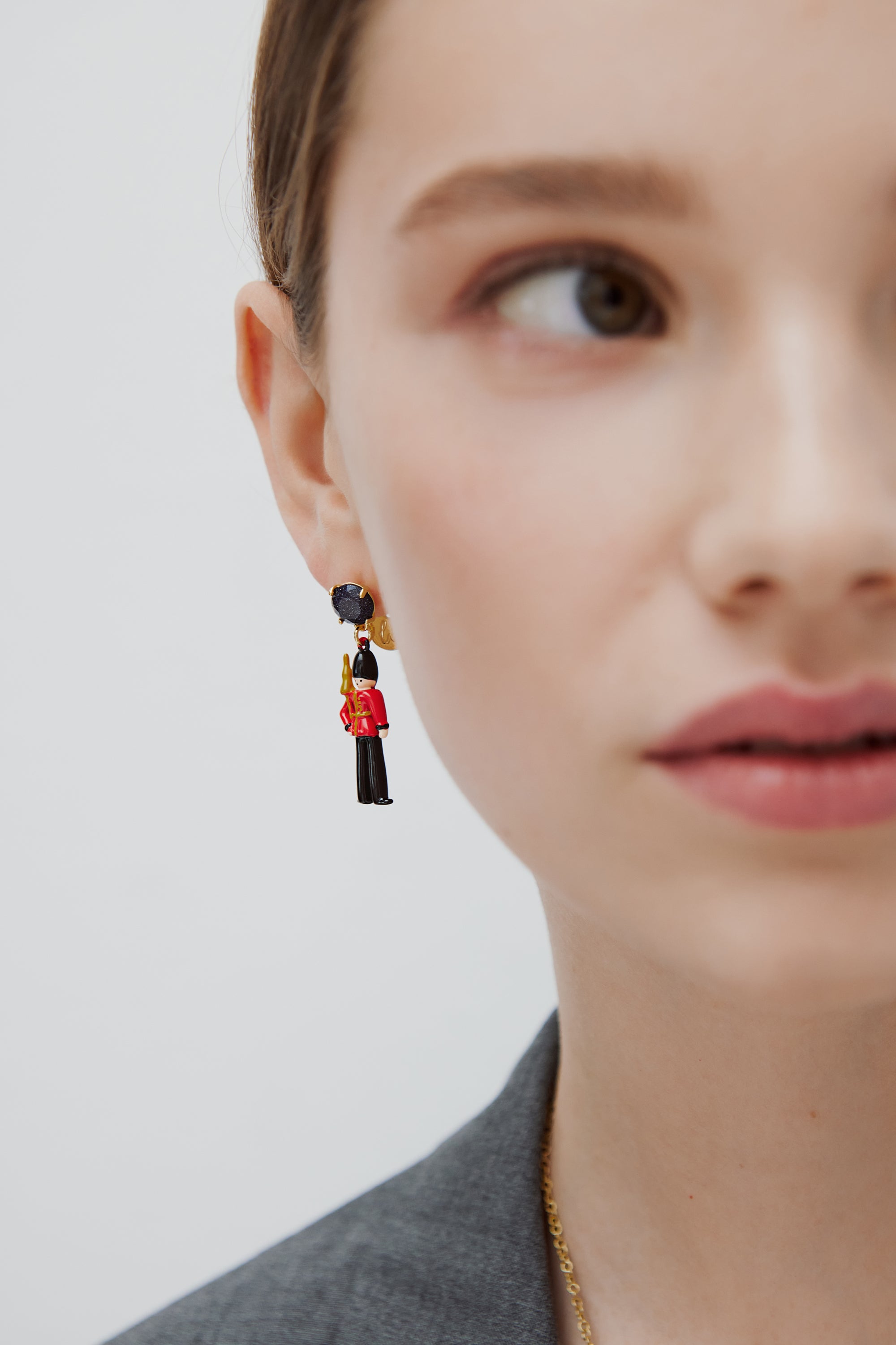 Earrings with black and red king's guards and black faceted glass